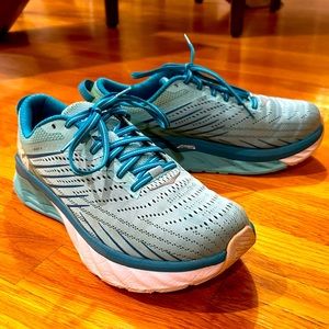 Hoka Arahi 4 WIDE